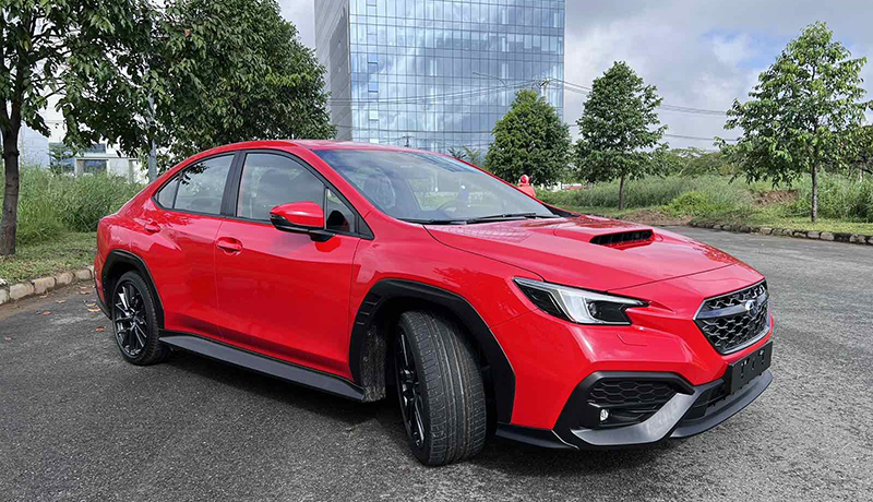 Góc trước Subaru WRX MT